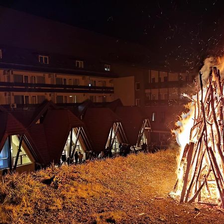 Hotel Ciucas بايلي توشناد المظهر الخارجي الصورة