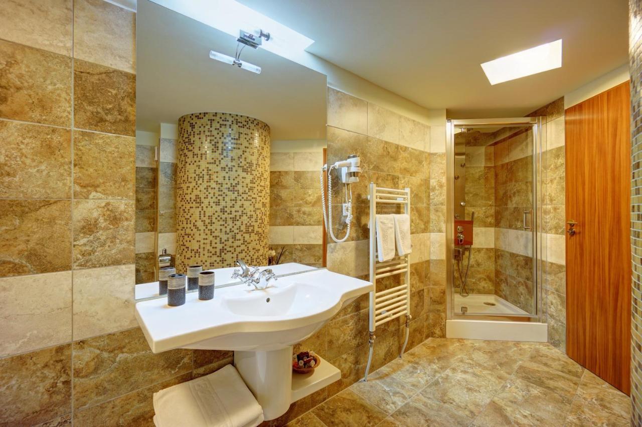 Hotel Ciucas بايلي توشناد المظهر الخارجي الصورة