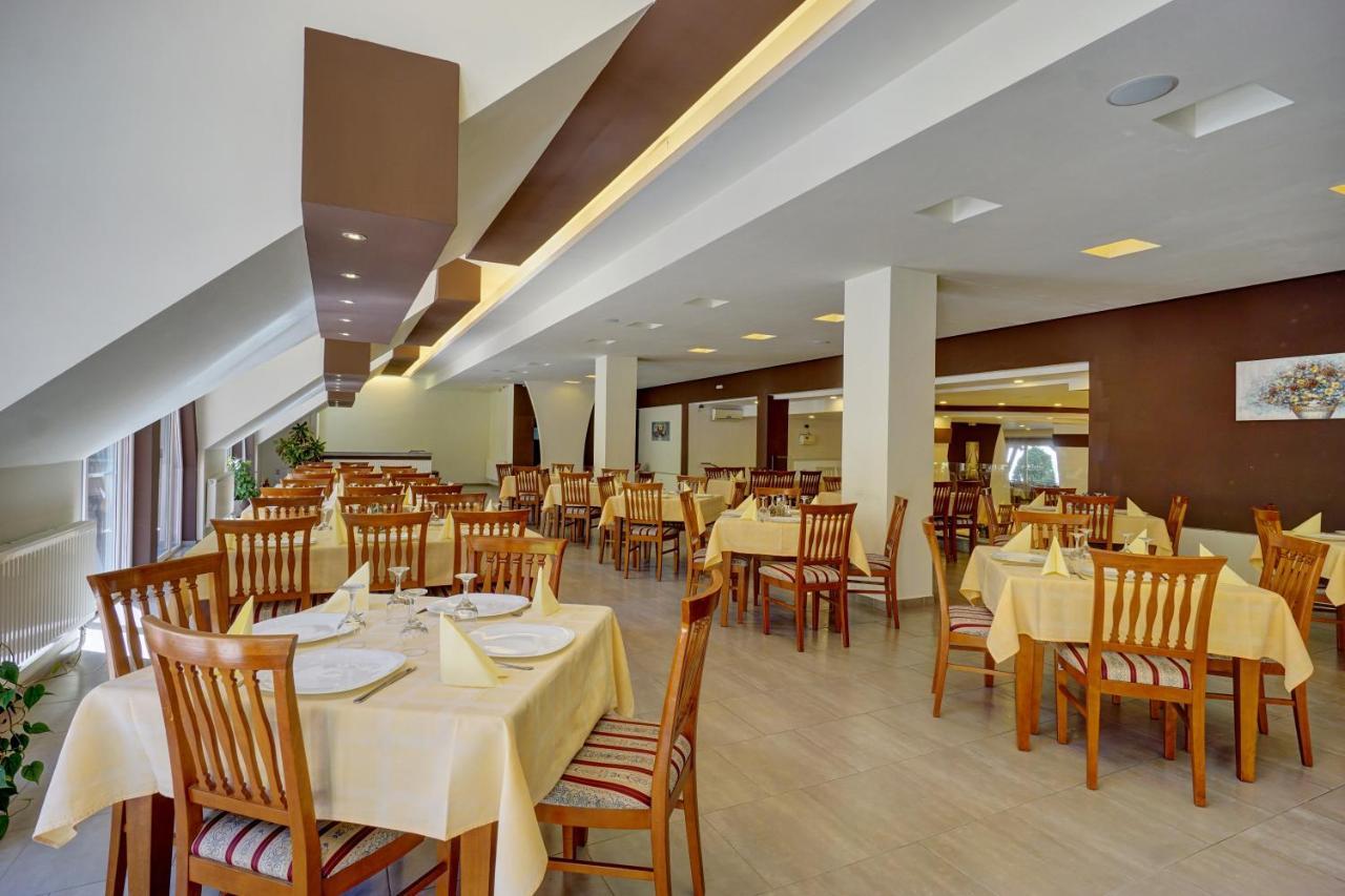 Hotel Ciucas بايلي توشناد المظهر الخارجي الصورة