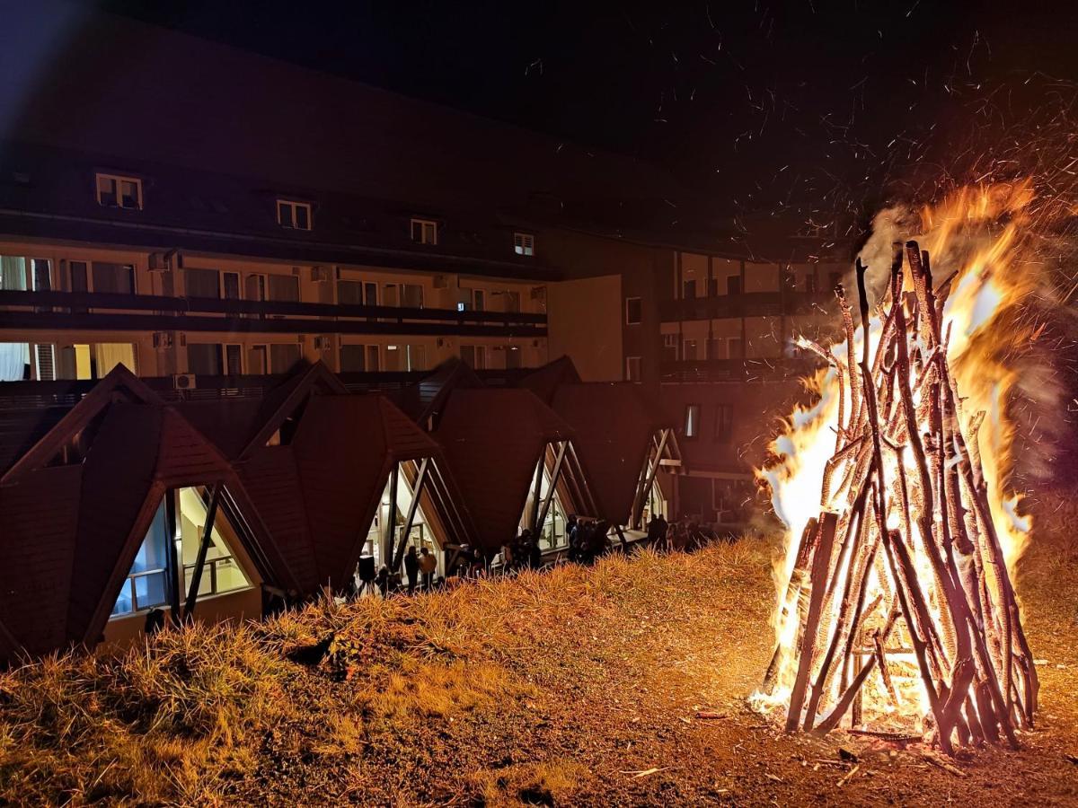 Hotel Ciucas بايلي توشناد المظهر الخارجي الصورة