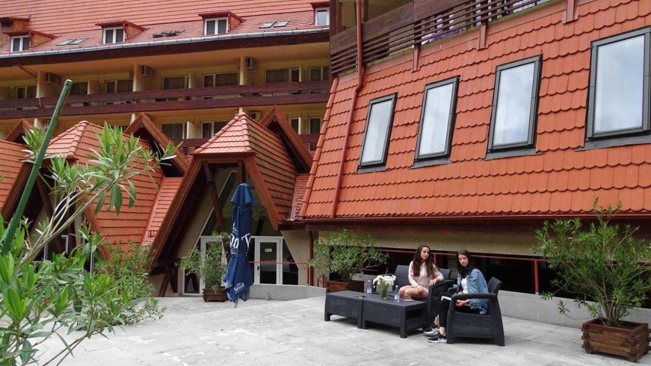Hotel Ciucas بايلي توشناد المظهر الخارجي الصورة