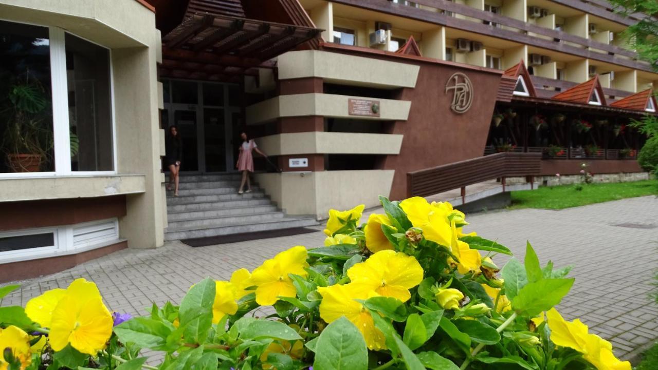 Hotel Ciucas بايلي توشناد المظهر الخارجي الصورة