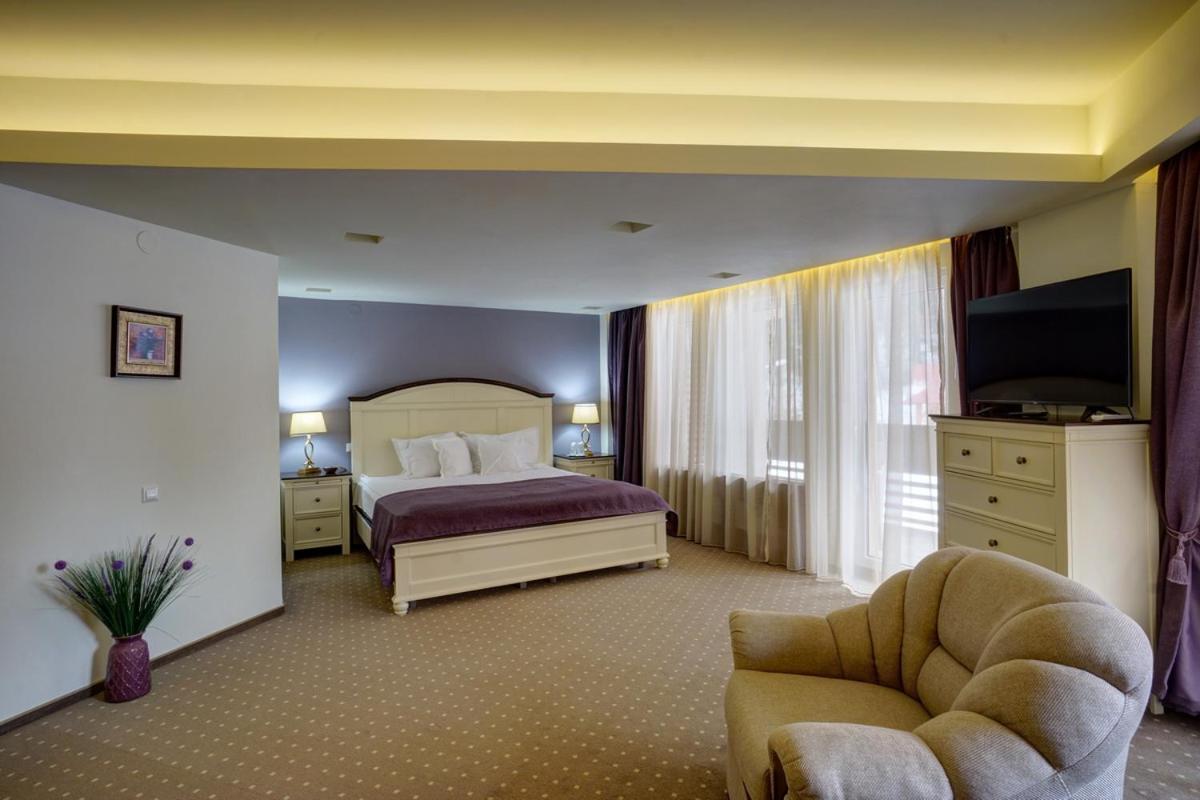 Hotel Ciucas بايلي توشناد المظهر الخارجي الصورة