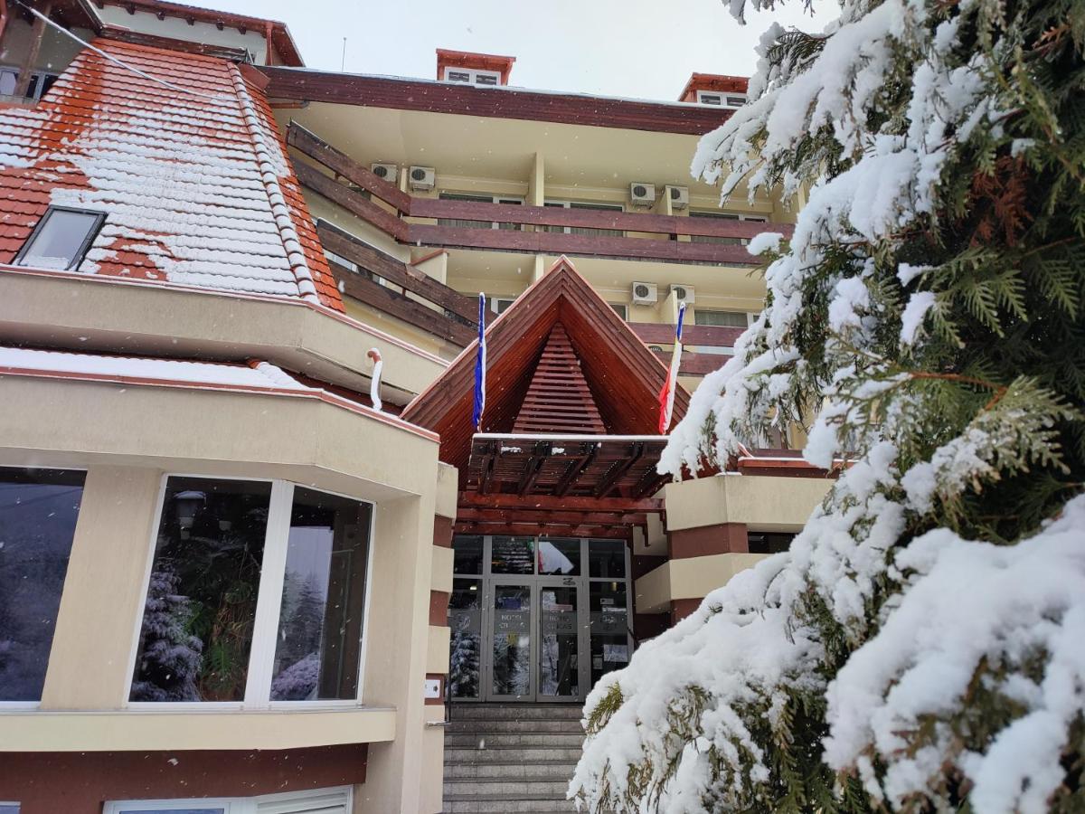 Hotel Ciucas بايلي توشناد المظهر الخارجي الصورة
